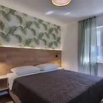 Πανσιόν Punta - Luxury With Pool 5*