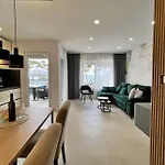 Πανσιόν Punta - Luxury With Pool