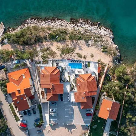 Πανσιόν Punta - Luxury With Pool 5*